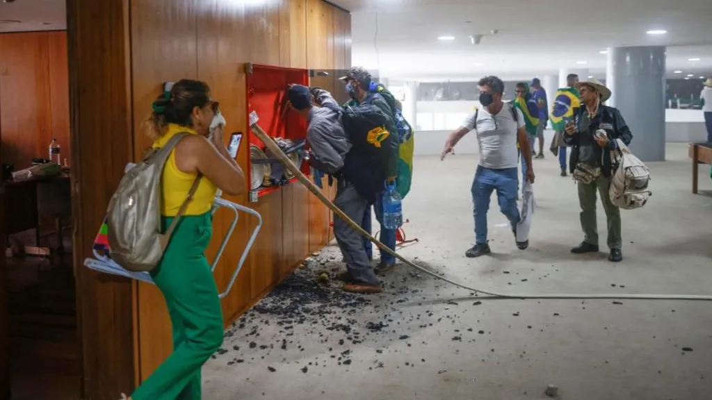 Bolsonarove pristaše snimljene u uništavanju javnih zgrada u Braziliji 2023. / REUTERS