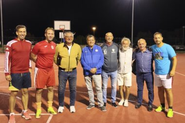 Legende malonogometnog turnira s kapetanima finalista, organizatorima i načelnikom općine Dobrinj Zlatkom Komadinom