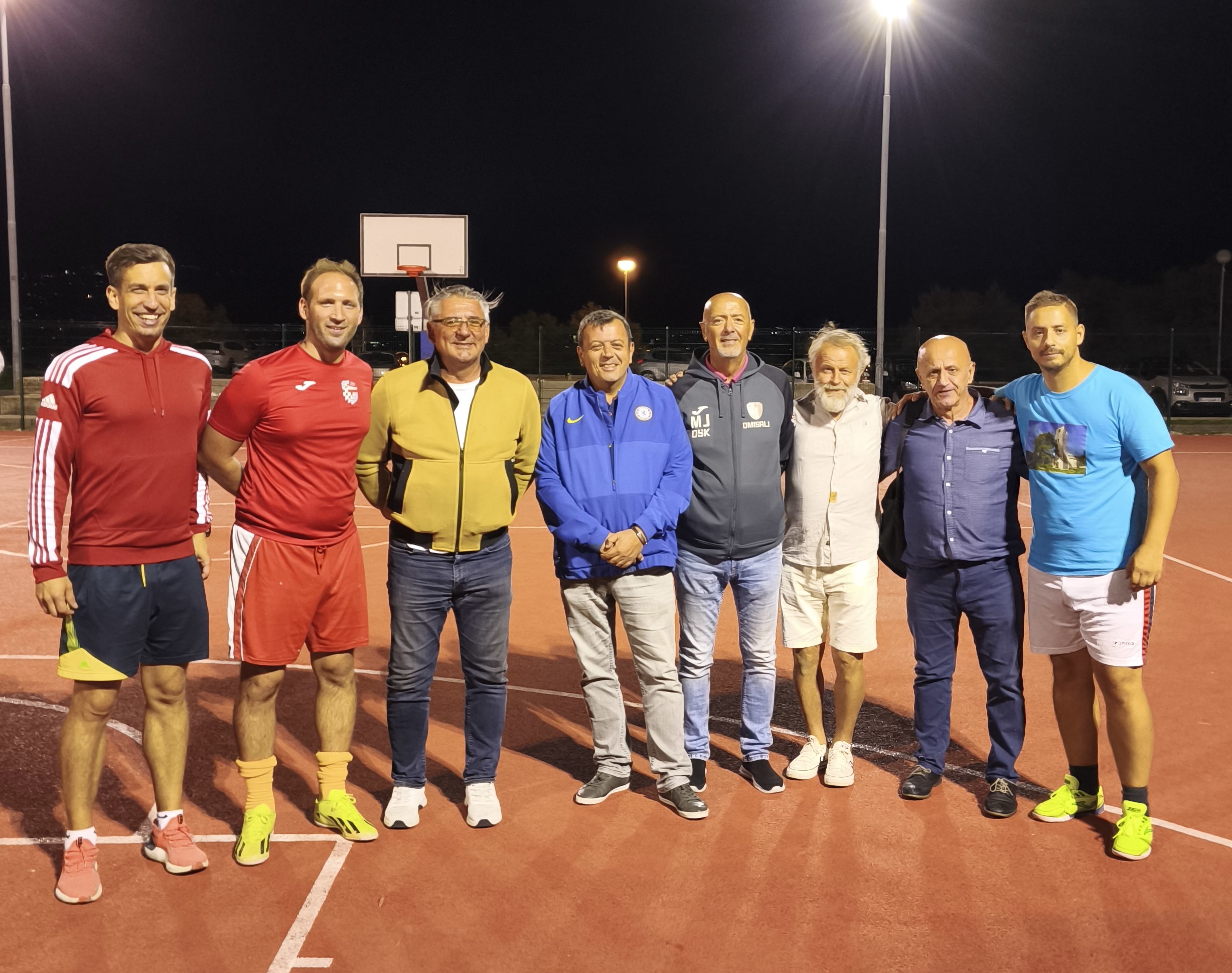 Legende malonogometnog turnira s kapetanima finalista, organizatorima i načelnikom općine Dobrinj Zlatkom Komadinom