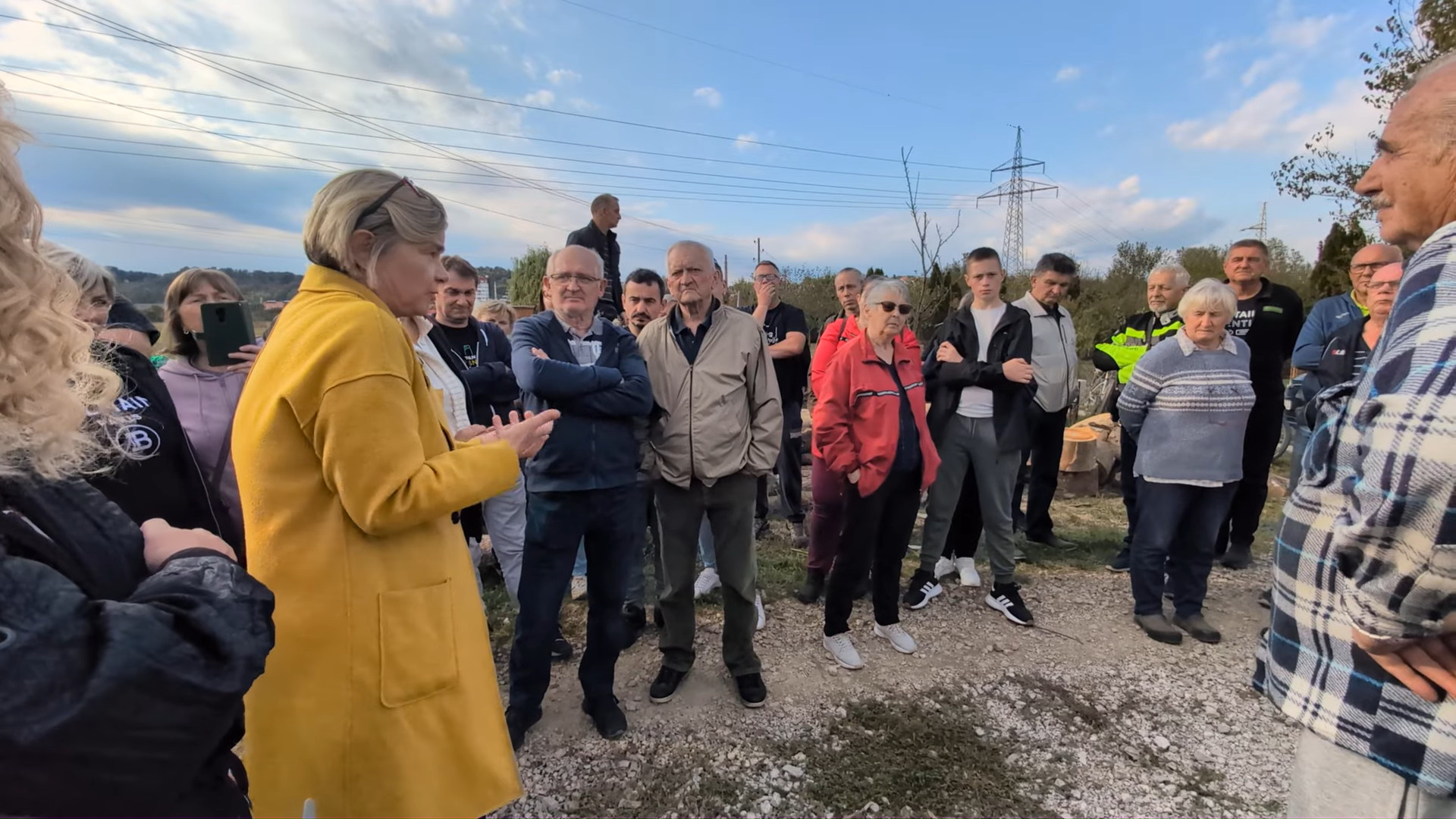Sandra Benčić ( Možemo!)  s nezadovoljnim vlasnicima zemljišta