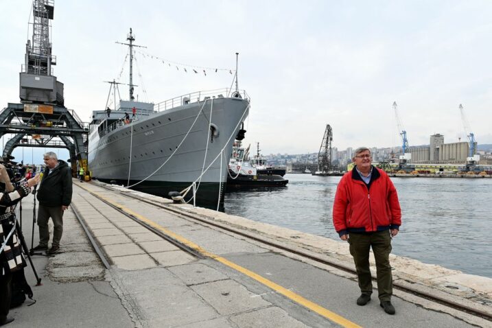 Bivši gradonačelnik Rijeke Vojko Obersnel dočekao je Titov brod, kad je u veljači na Molo longo dotegljen iz brodogradilišta u Kraljevici / Foto Arhiva NL