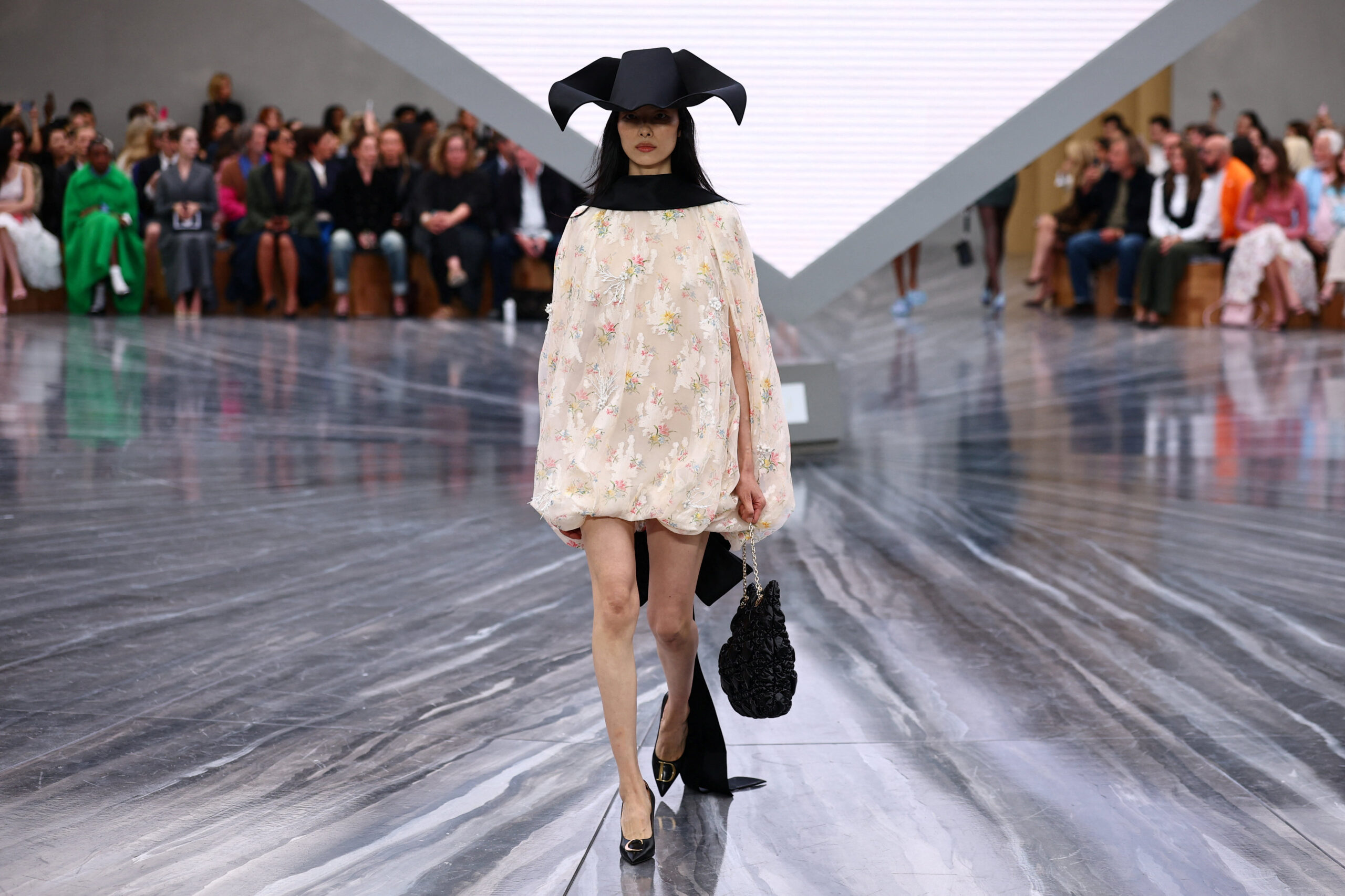 Dior je šešir "posudio" od nekadašnje uniforme francuskih časnih sestara, Foto: Reuters

