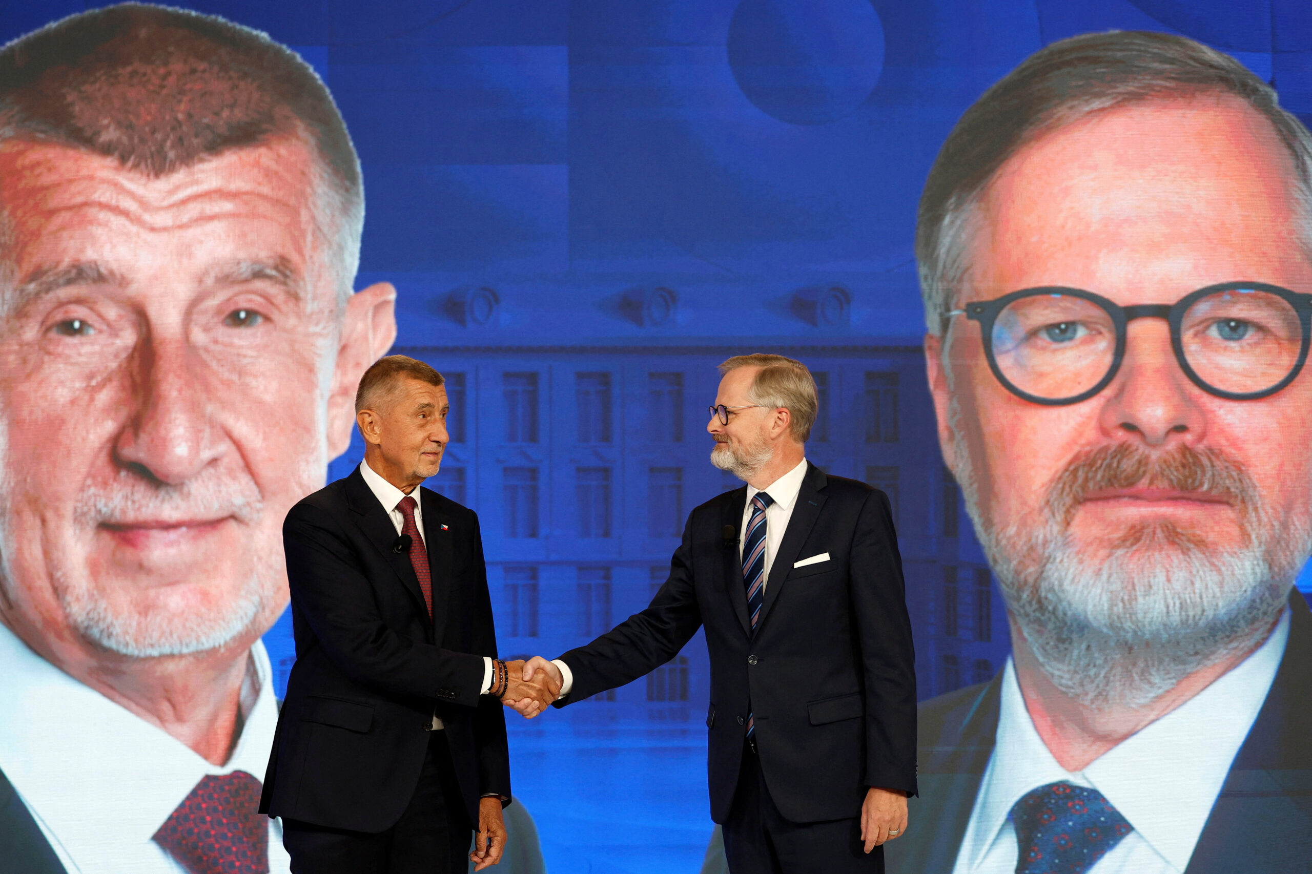 Babiš i Fiala u kurtoaznom rukovanju uoči tv-debate / REUTERS/David W Cerny