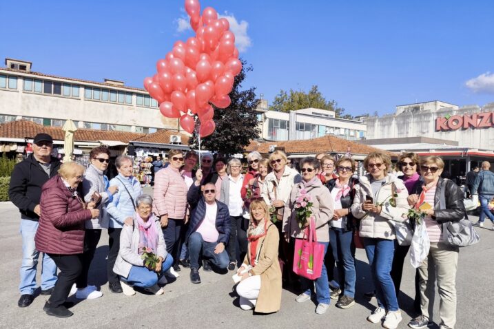 Crikvenički SDP-ovci su puštali u zrak ružičaste balone / Foto SDP Crikvenica