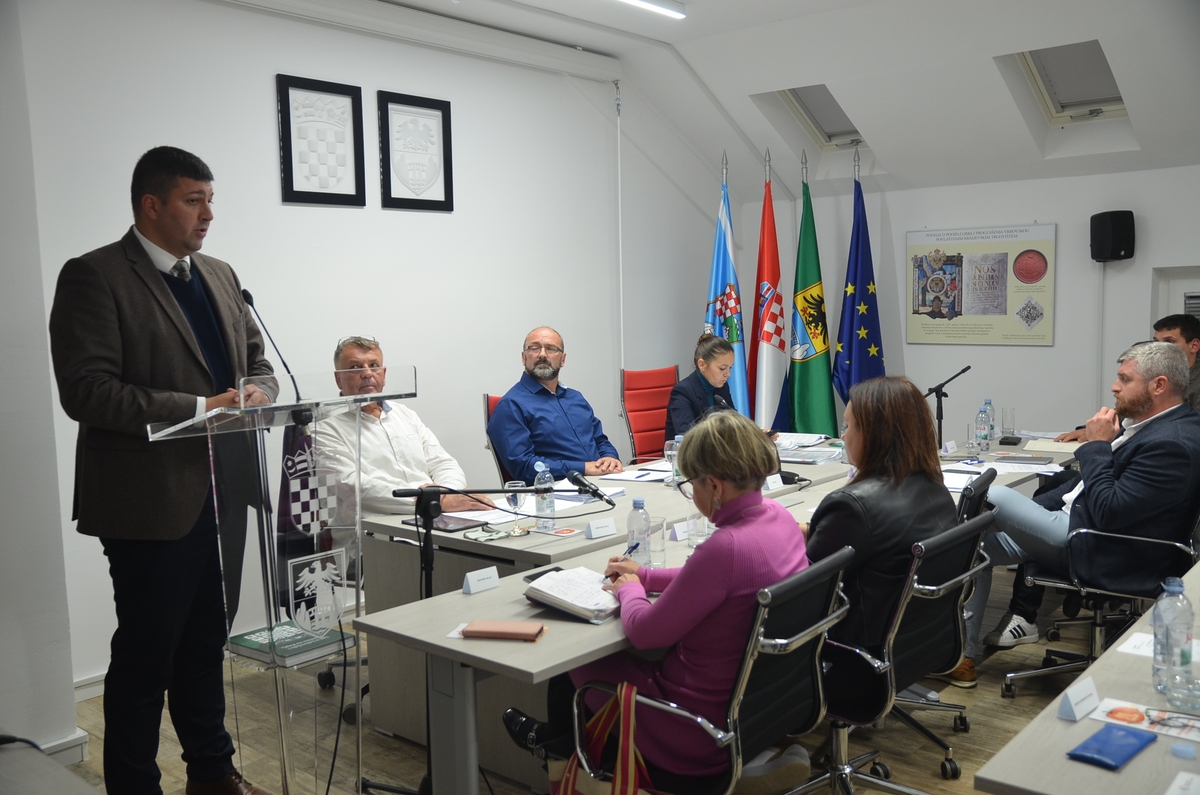 Milan Vukelić (SDSS) često je s govornice razmjenjivao stavove s gradonačelnikom Mufićem / Foto Marinko Krmpotić