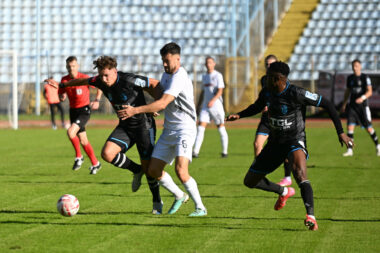 Noel Jakac i Goodness Ajayji u duelu s gostujućim braničem Karlom Bungićem/A- KRIŽANEC