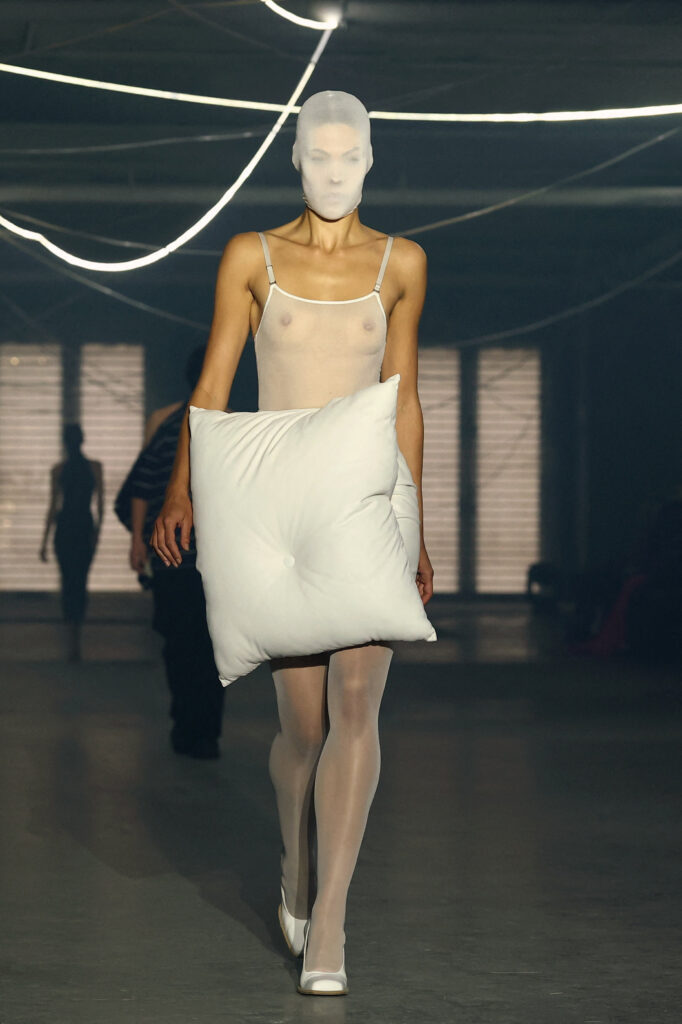 Nosi se jastuk - Guram Gvasalia