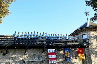 Bijeli su uoči prve utakmice odradili atraktivni foto session na Trsatskoj gradini/Foto HMNK Rijeka