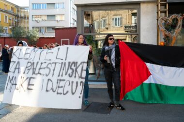 Prosvjednici su istaknuli palestinsku zastavu i transparent s porukom klečiteljima / Foto Ana Križanec
