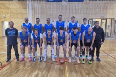 Košarkaši Crikvenice s trenerom Teddyjem Delačem i dopredsjednikom Darijem Dragičevićem/Foto KK Crikvenica