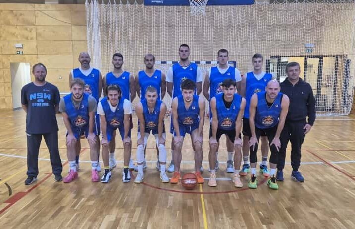 Košarkaši Crikvenice s trenerom Teddyjem Delačem i dopredsjednikom Darijem Dragičevićem/Foto KK Crikvenica
