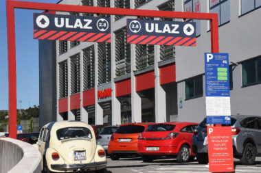 Obavijesti o naplati parkiranja istaknute na ulazu u trgovački centar u Vukovarskoj / Foto Sergej DRECHSLER