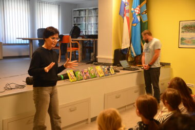 Nives Madunić Barišić i Tomislav Šamec približili su osnovcima ljepote radiodrame, poezije, književnosti... / Foto M. KRMPOTIĆ