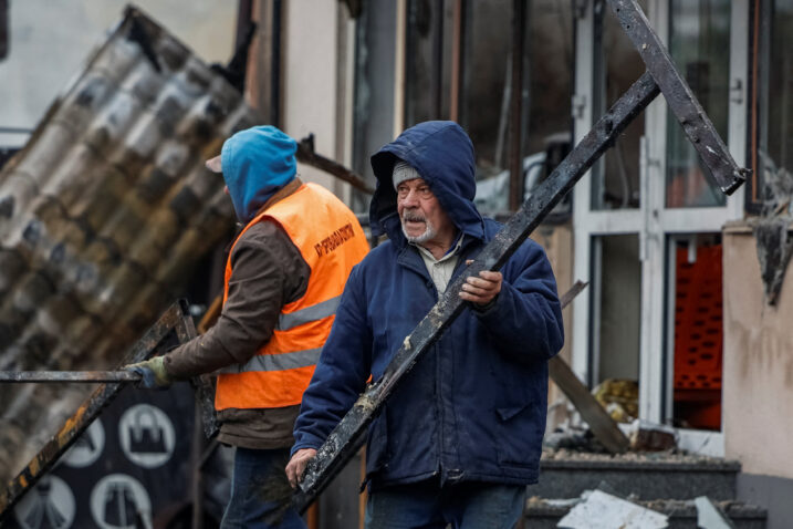 Komunalni radnici uz pomoć sugrađana uklanjaju dijelove srušene infrastrukture nakon ruskog noćnog napada - grad Brovary u oblasti Kijeva / REUTERS/Alina Smutko