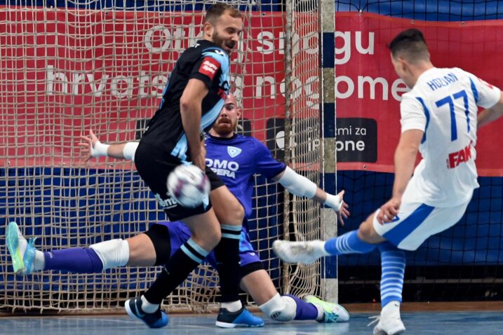 Vratar Victor Saaf i Luka Suton ispred Nejca Hozjana/M. GRACIN