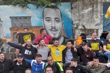 Sudionici turnira uz mural posvećen Andreju Paveliću / R. TRINAJSTIĆ