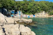 Na plaži Perilo ima kupača bez kupaćih!? Foto Arhiva/NL