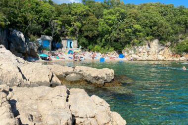 Na plaži Perilo ima kupača bez kupaćih!? Foto Arhiva/NL