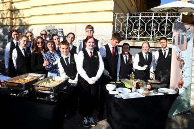 Opatijski slavljenici s pripremljenim delicijama ispred tržnice / Foto M. GRACIN