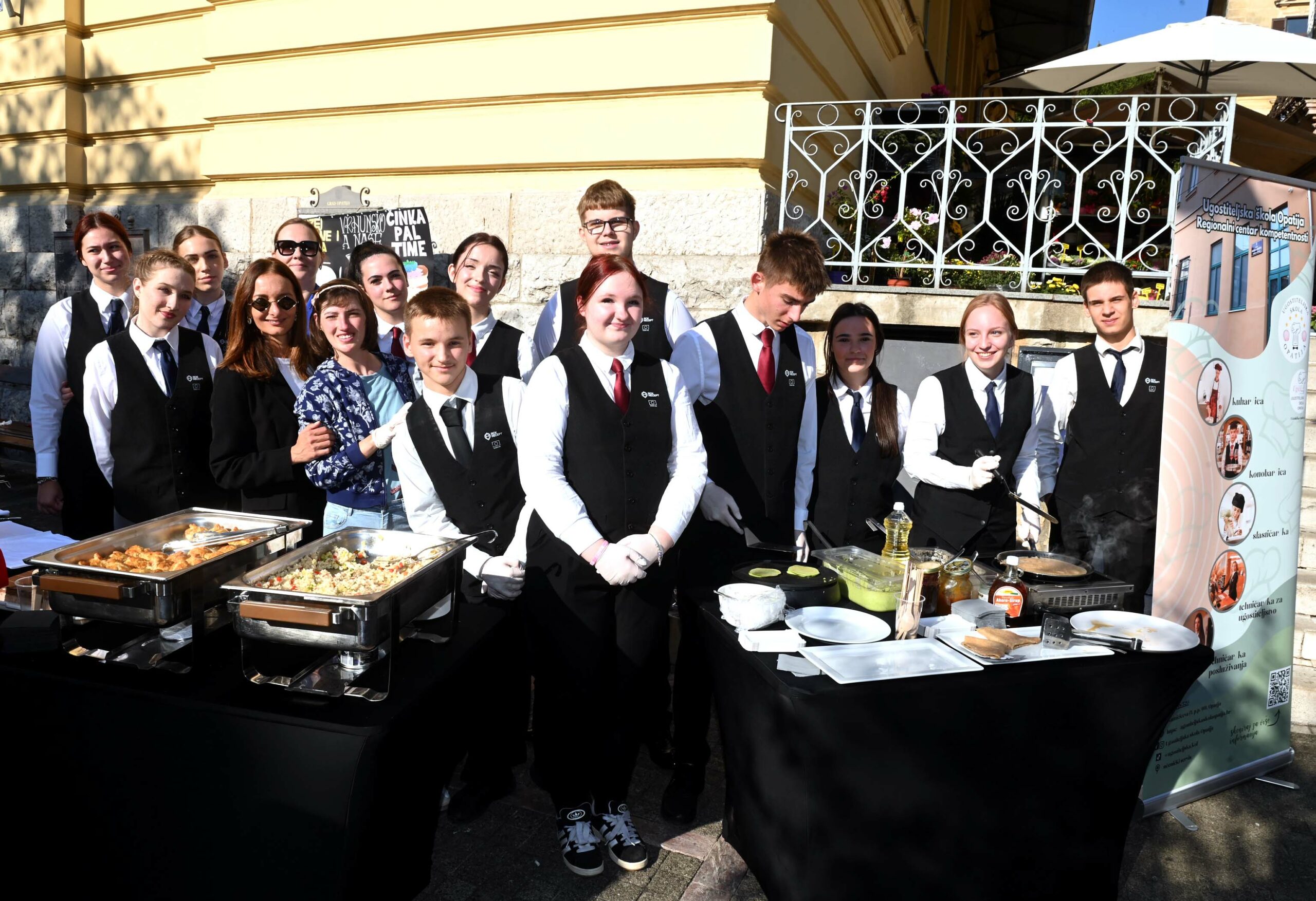 Opatijski slavljenici s pripremljenim delicijama ispred tržnice / Foto M. GRACIN