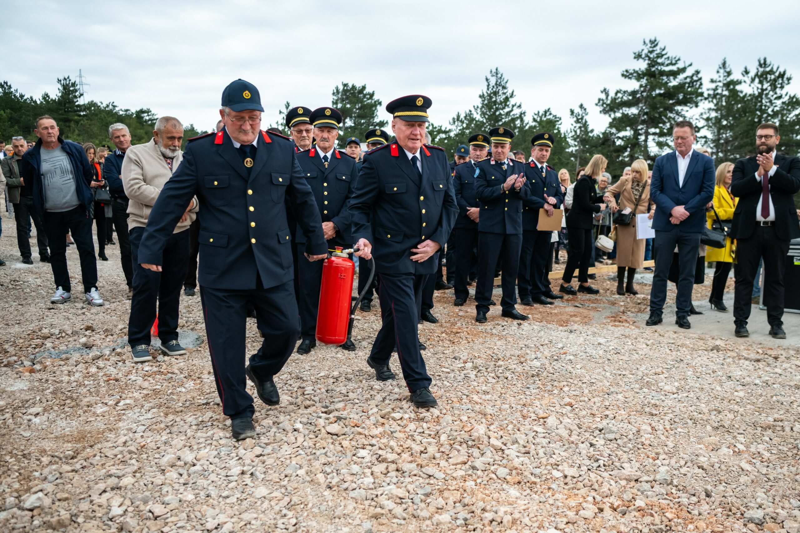 Vremensku kapsulu položili su Miroslav Grubišić i Stanko Ružić / Foto: Grad Bakar