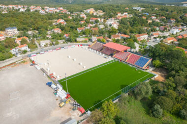 Stadion NK Grobničan u Mavrincima tijekom posljednje obnove postavljanja nove umjetne trave / OPĆINA ČAVLE