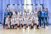 Trenerice Jelena Sokolić i Antonija Butković sa svojim rukometašicama / Foto: ŽRK Vinodol