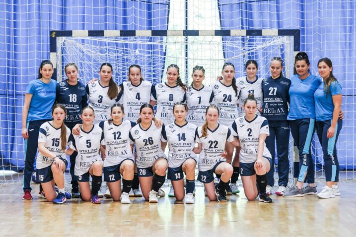 Trenerice Jelena Sokolić i Antonija Butković sa svojim rukometašicama / Foto: ŽRK Vinodol
