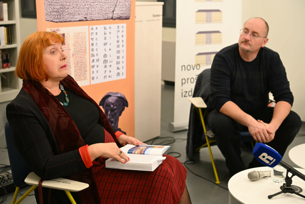 Hrvojka Mihanović-Salopek i Davor Grgurić na predstavljanju antologije "Jadranskih sirena zov" u Gradskoj knjižnici Rijeka / Foto Ana Križanec