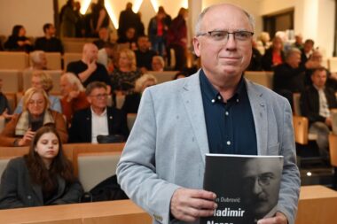Ervin Dubrović s primjerkom svoje monografije o kastavskim danima Vladimira Nazora / Foto Marko Gracin