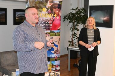 Ivica Miložić i Biljana Brdar u lošinjskoj knjižnici / Foto Bojan Purić