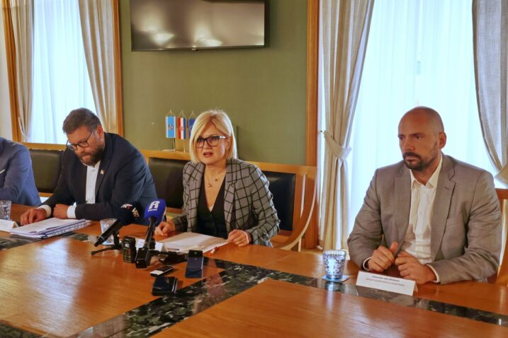 Očekuju razumijevanje građana za ovu nepopularnu odluku - Vedran Vivoda, Iva Rinčić i Aleksandar-Saša Milaković / Foto Grad Rijeka