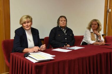 Vanda Šaina, Jadranka Škunca i Karmen Bradičić na skupštini Udruge ljubitelja kamelija iz Opatije / Foto Dean Miculinić