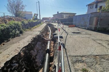 Transportni plinovod uz rub ceste izmješta se zbog projekta izgradnje nove sportske dvorane na Bahalinu / Foto Robert Šimonović