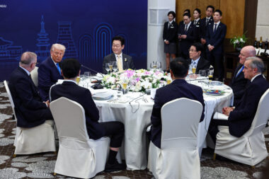 Donald Trump je razgovarao s kanadskim premijerom Markom Carneyjem kada su bili na večeri u Južnoj Koreji / REUTERS