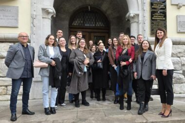 Studenti i predstavnici Grada na ulazu u zgradu Grada Opatije