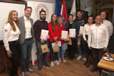 Zajednička fotografija jubilaraca s predstavnicima Crvenog križa i gradonačelnikom Marinom Gregorovićem / Snimio Walter Salković