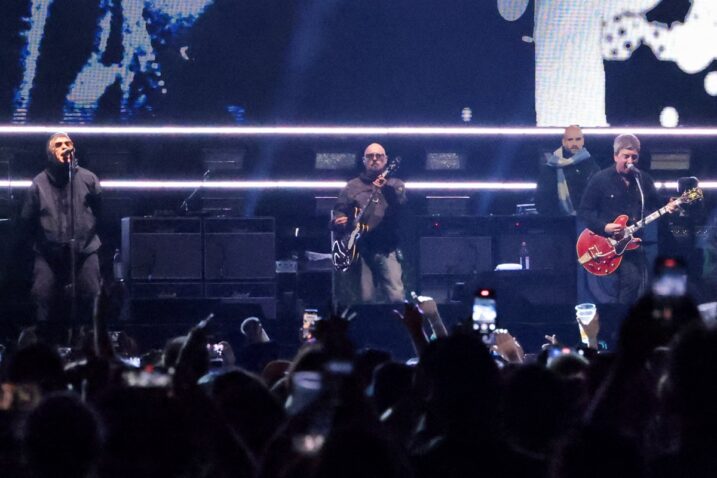 Članovi grupe Oasis Liam Gallagher, Noel Gallagher i Paul "Bonehead" Arthurs nastupaju tijekom turneje u Pasadeni / Foto REUTERS/Mario Anzuoni