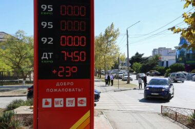 Nestašice na benzinskoj pumpi u Jevpatoriji na okupiranom Krimu / Foto REUTERS/Alexey Pavlishak