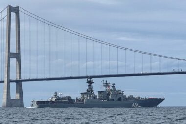Ruski ratni brod, razarač "Vice admiral Kulakov", snimljen u danskim tjesnacima / Foto REUTERS/Jacob Gronholt-Pedersen/File Photo