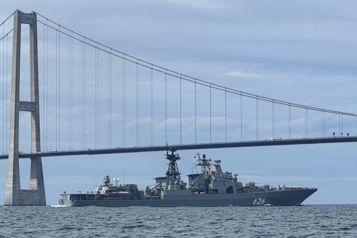 Ruski ratni brod, razarač "Vice admiral Kulakov", snimljen u danskim tjesnacima / Foto REUTERS/Jacob Gronholt-Pedersen/File Photo