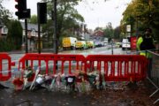 Ljudi ostavljaju cvijeće na mjestu napada kraj sinagoge u Manchesteru / Foto REUTERS/Hannah McKay