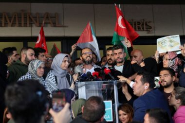 Dolazak deportiranih aktivista, sudionika Global Sumud flotile u Istanbul / Foto REUTERS/Umit Bektas