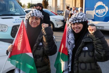 Sestre Nur Heliza Helmi i Nur Hazwani Afiqah binti Helmi iz Malezije, aktivistkinje Global Sumud flotile za Gazu nakon deportacije u Istanbulu / Foto REUTERS/Umit Bektas