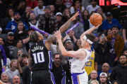 DeMar DeRozan i Austin Reaves/Foto REUTERS