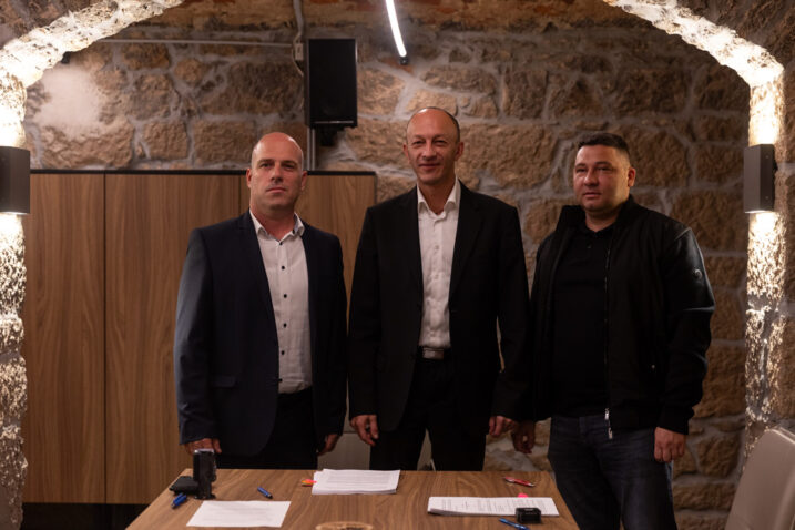 Svečano potpisivanje ugovora za organizirani prijevoz učenika osnovnih škola kojima je osnivač Ličko-senjska županija / Foto M. SMOLČIĆ