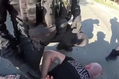 Policija presrela automobil, izvukla Bačulova i bacila ga na tlo / Foto Screenshot