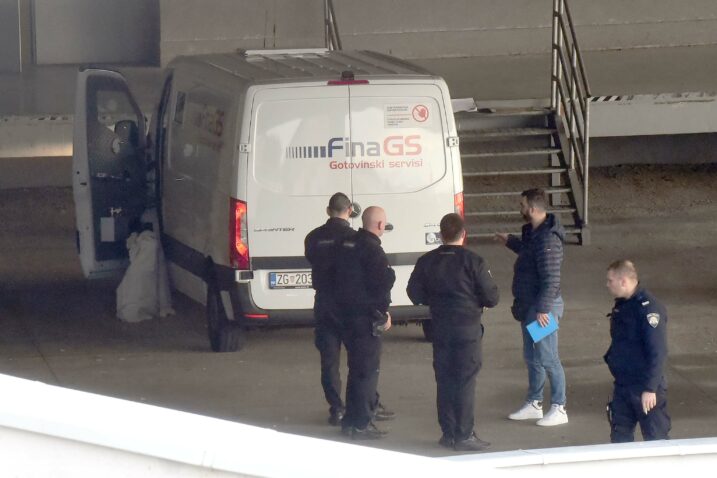 Policija kraj opljačkanog kombija FINA-e 29. studenog 2022. / Foto NL arhiva