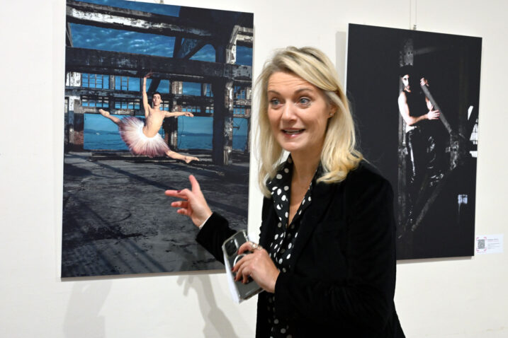 Barbara Essl kraj jednog od radova na izložbi Queer Moments in Lost Places / Foto Marko Gracin
