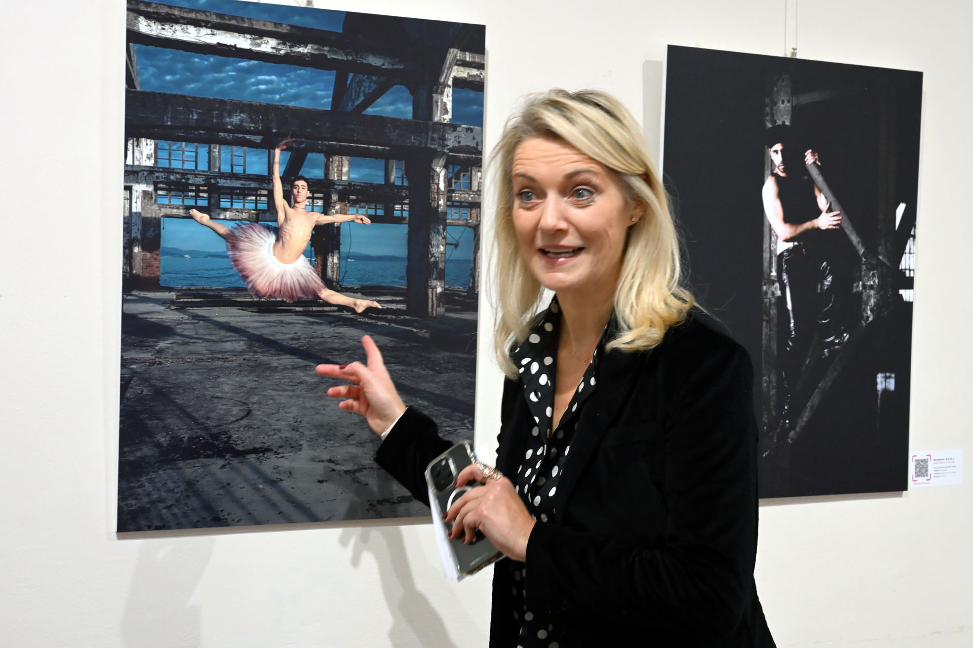 Barbara Essl kraj jednog od radova na izložbi Queer Moments in Lost Places / Foto Marko Gracin